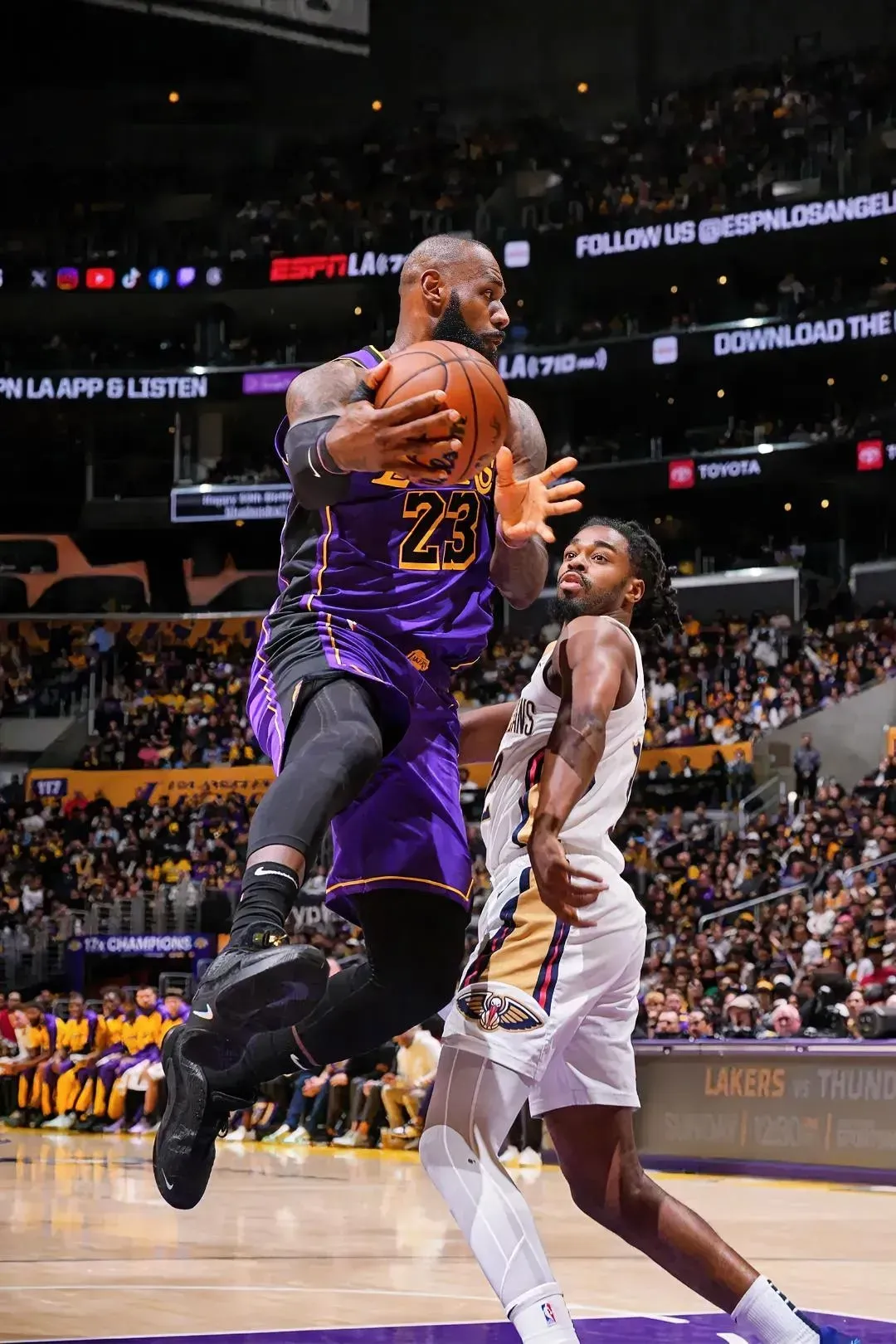 詹姆斯重返赛场，出色防守首场状态出色，尤文图斯观众沸腾！